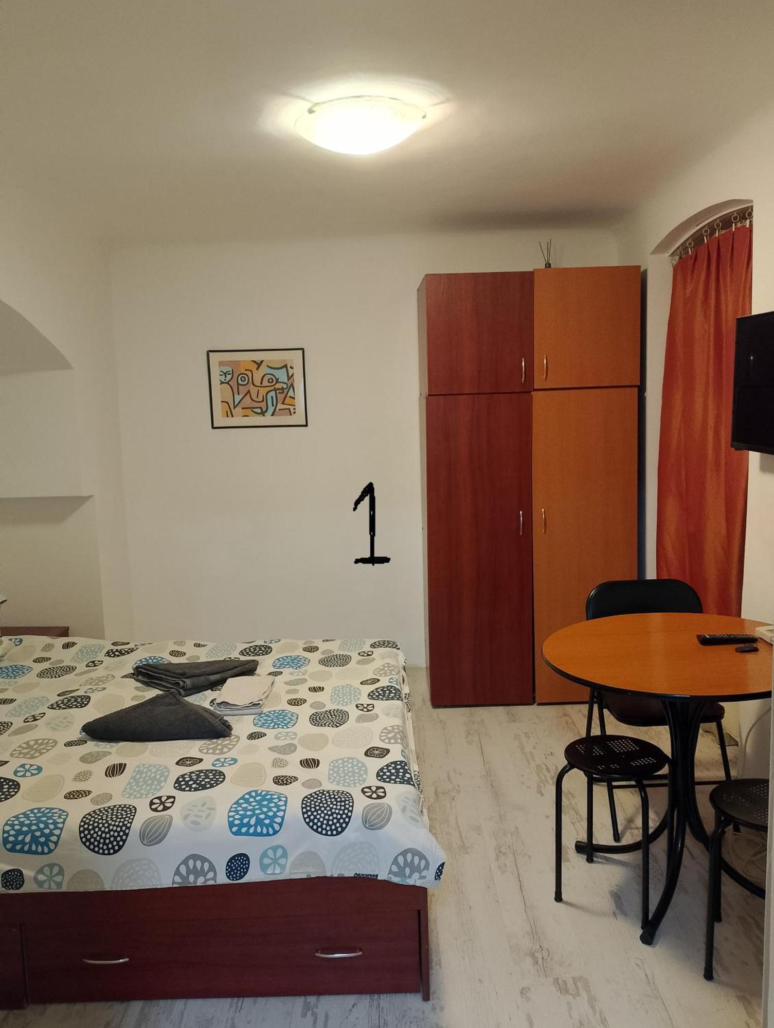 Central Studio In Historic Center Braşov Esterno foto